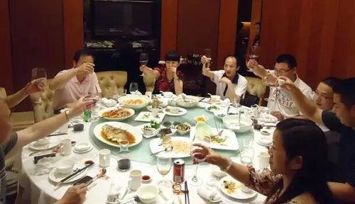中国人吃饭照片